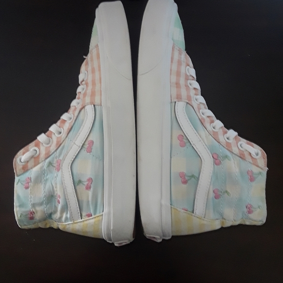 Vans.  High Top Shoes. Size: 7.5 - Picture 2 of 6